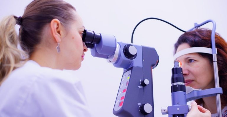 Adakah Efek Samping Jangka Panjang Setelah Operasi LASIK?