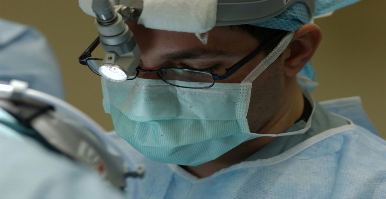 7 Efek Samping Operasi Katarak & Cara Menghindari Komplikasinya