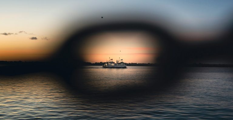 Perbandingan Penglihatan Phakic IOL vs Kacamata dan LASIK?